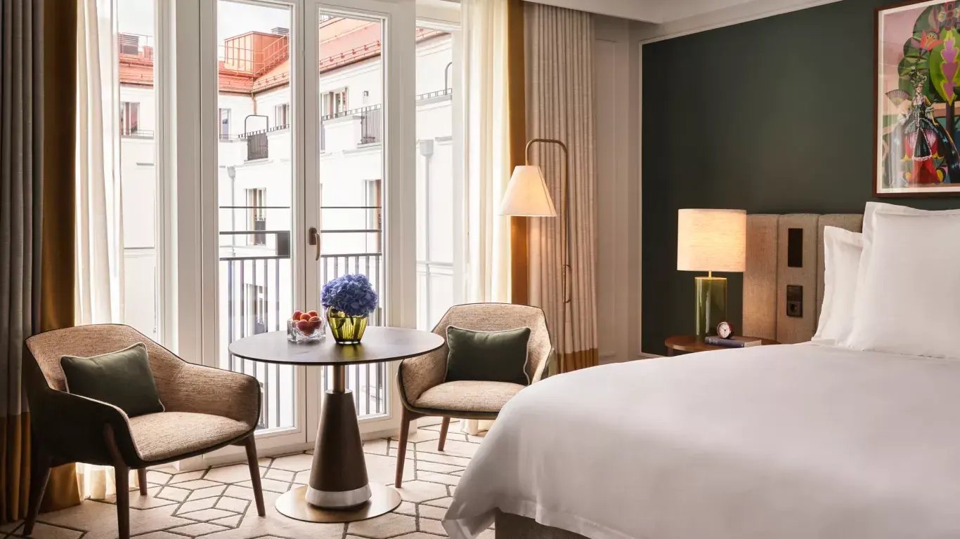 Rosewood Munich_Deluxe Room_420_Bedroom_Davide Lovatti_06-WIDE-MEDIUM-4-3