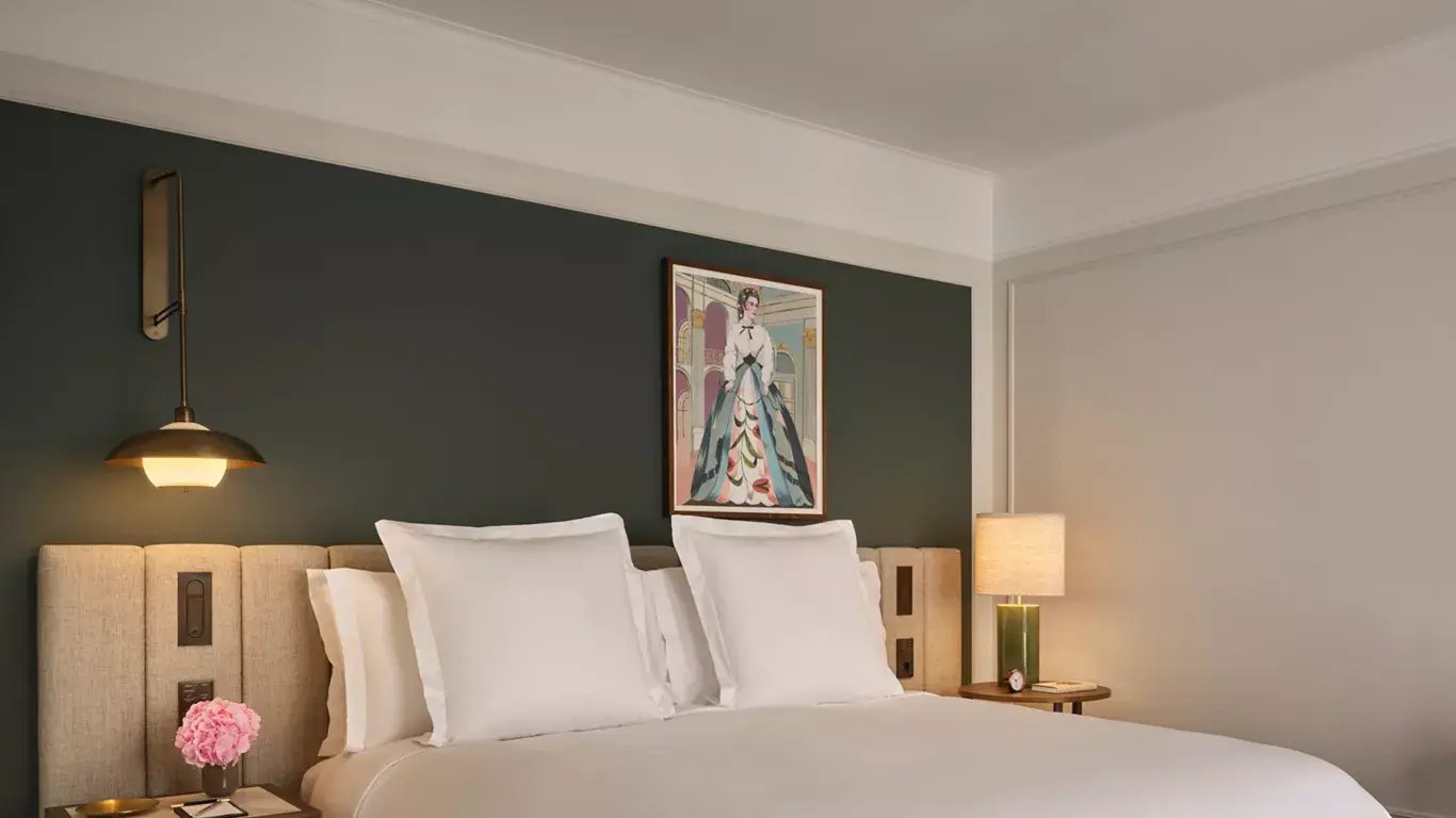 Rosewood Munich_Grand Premier Room_411_Bedroom_Davide Lovatti_041-WIDE-MEDIUM-4-3