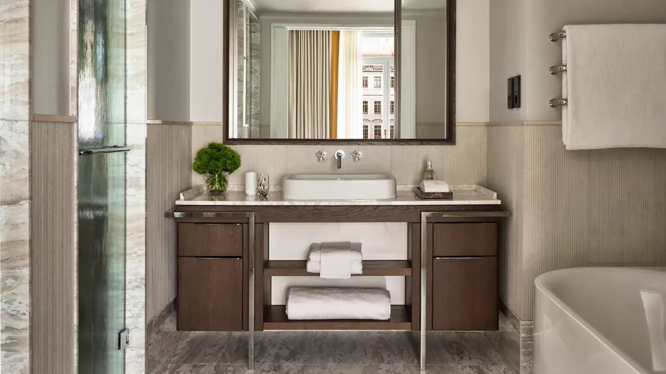 Rosewood Munich_Premier Room_Mock Up Rooms_Davide Lovatti_09-WIDE-MEDIUM-4-3