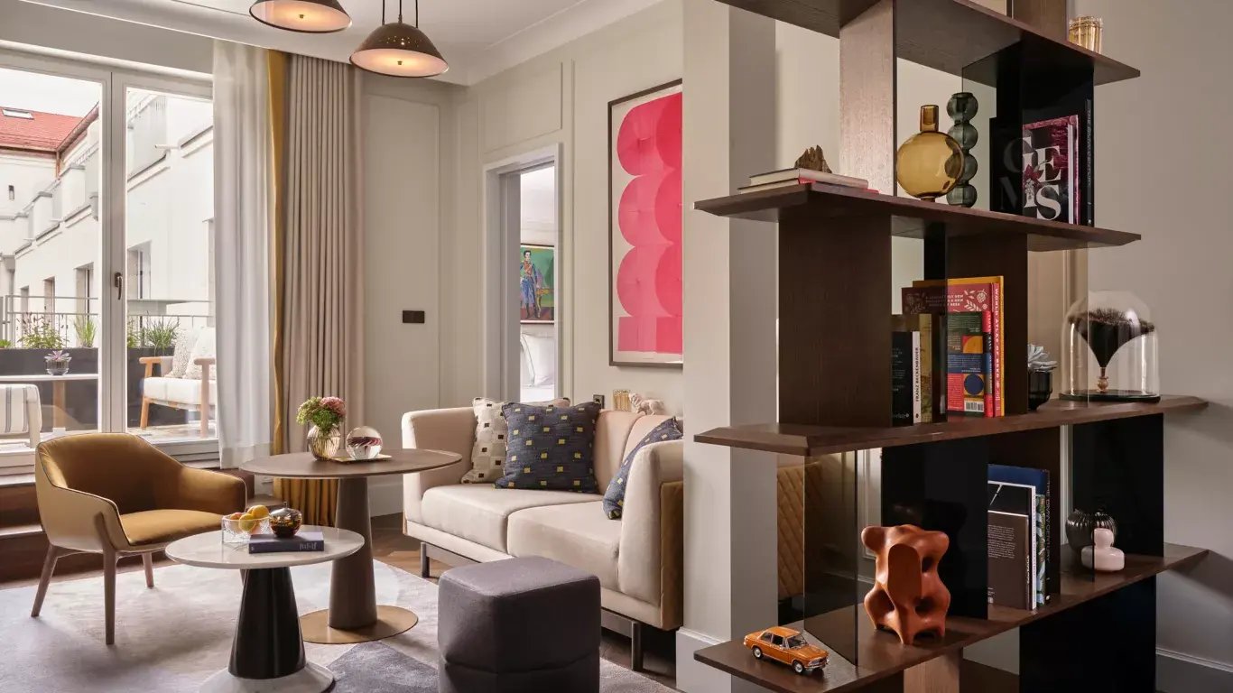 Rosewood Munich_Premier Suite_406_Living Room_Davide Lovatti_06-WIDE-MEDIUM-4-3-1