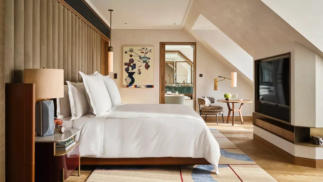 Rosewood Munich_Prinzessin Augusta House_502_Bedroom_Davide Lovatti_01-WIDE-MEDIUM-4-3