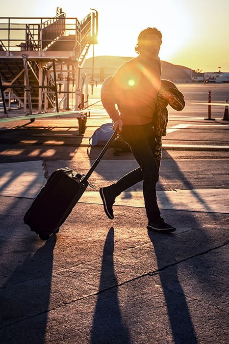 airport-running-luggage