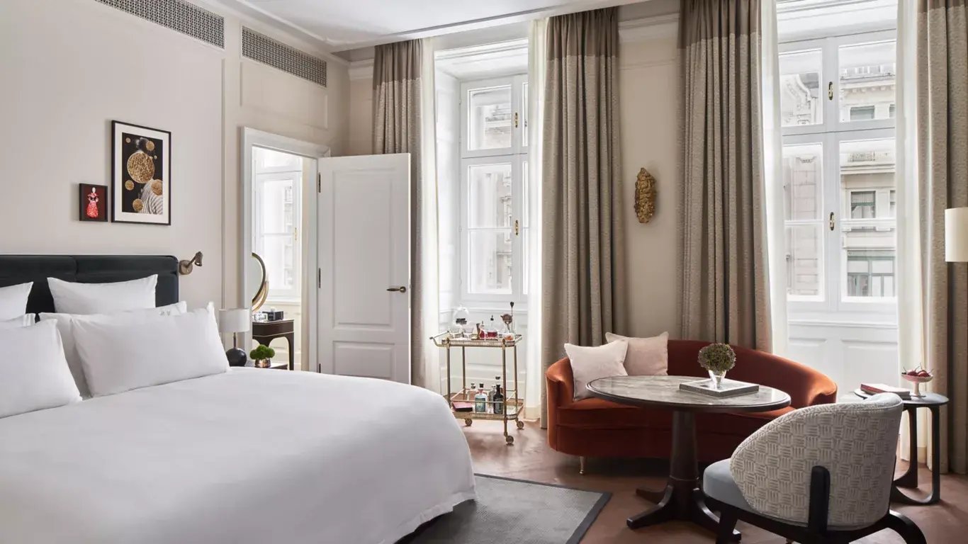 rwvie_accommodation_deluxejuniorsuite_updated-WIDE-MEDIUM-4-3