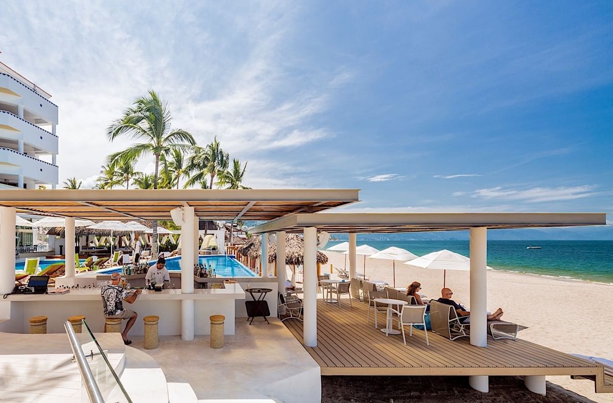 villa-premiere-pool-bar-beach-front